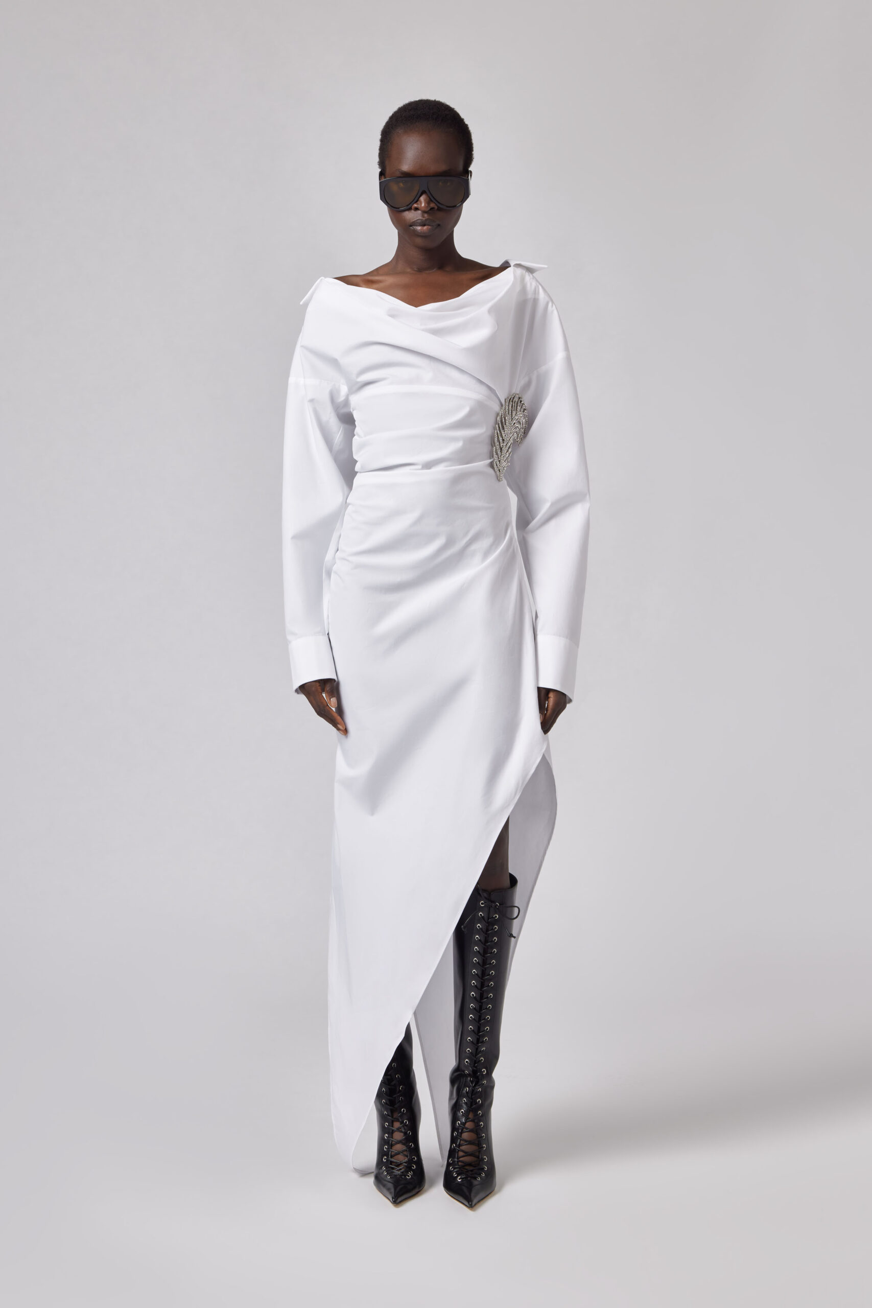 Abito in popeline con spilla Giuseppe di Morabito